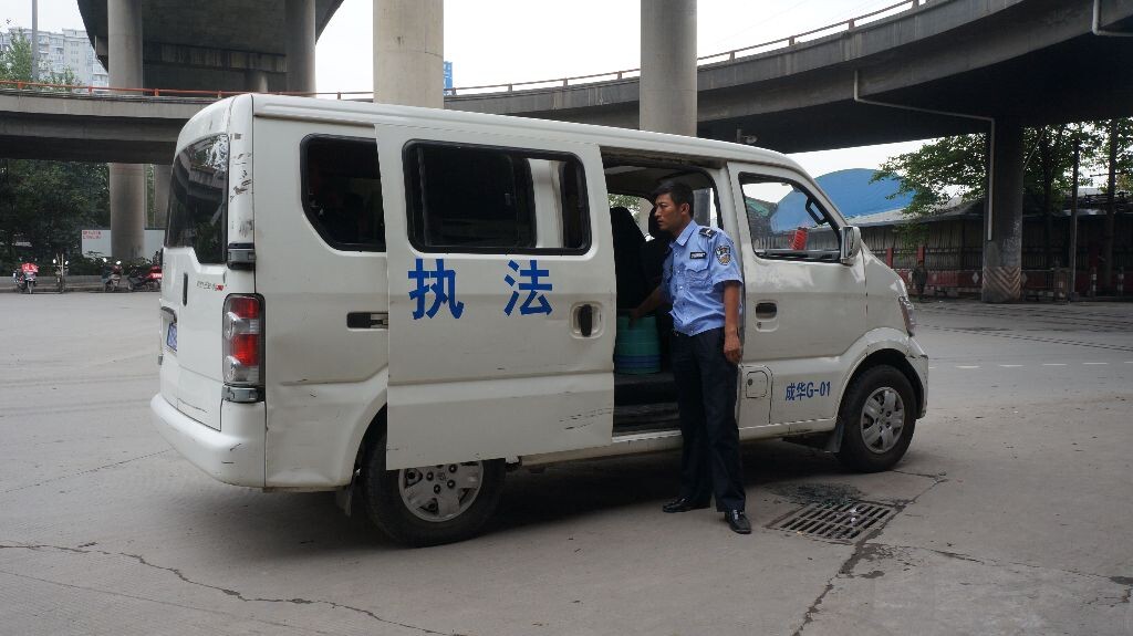 每天执法车载着他们在"网格"里(执勤区域)奔波。<br />