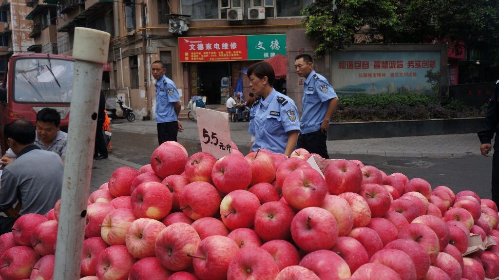 这种无视城管存在的画面经常发生。<br />
