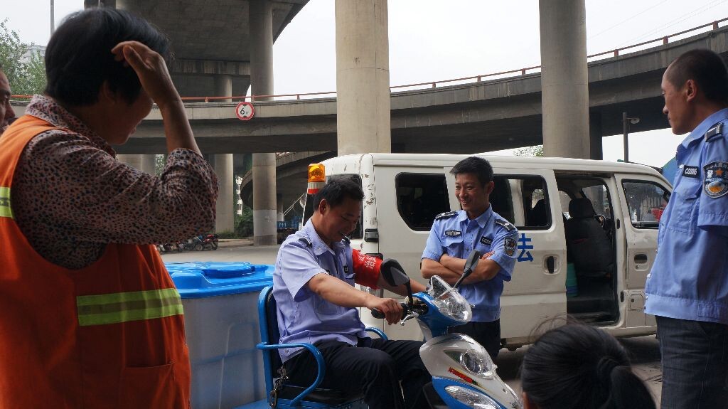 休息时拉近城管与市民的距离。