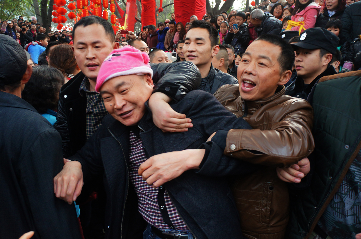 你拉我拉帮忙拉,广汉保保很吃香