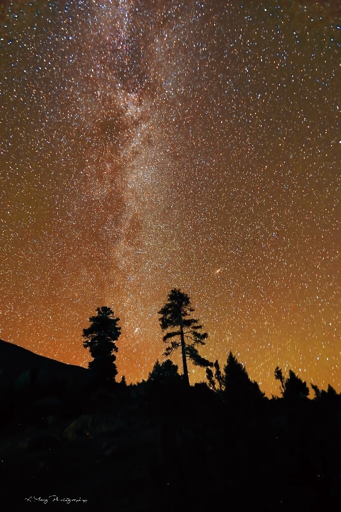 十月的高原夜，银河的拱桥横跨南北天际，北面天空银河的尾巴也一样璀璨夺目，让人着迷。。。。。。。