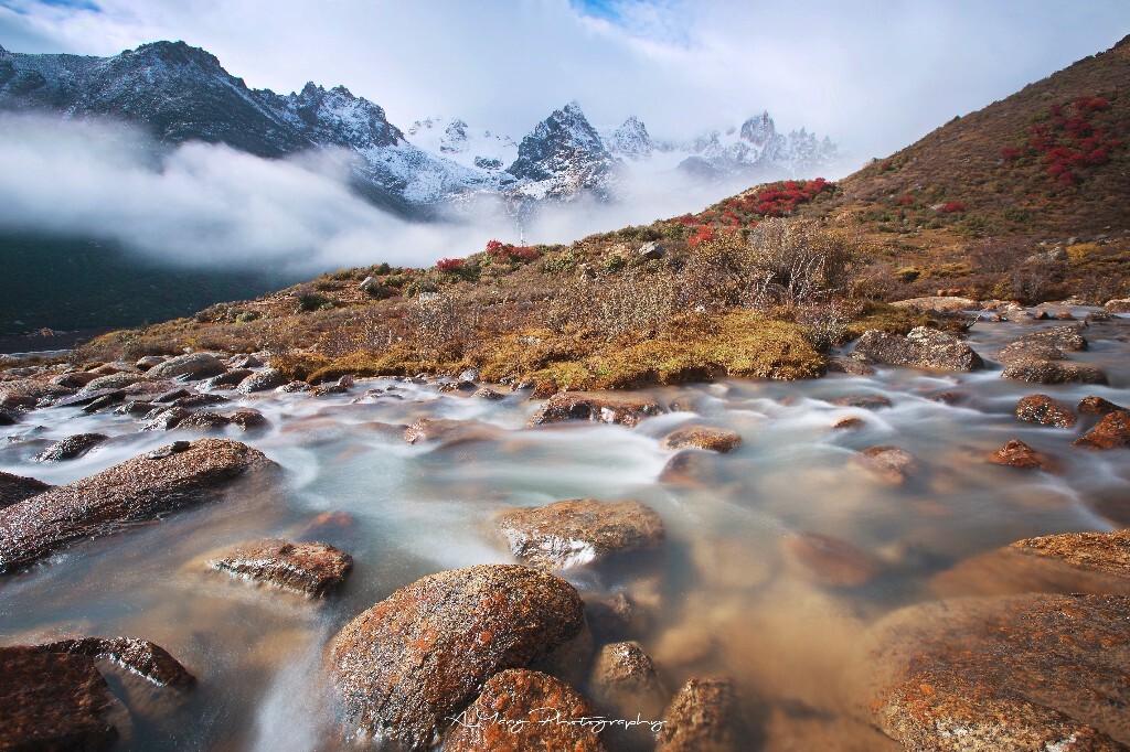 川西如梦般，在雪山前咽呜的溪水里，在记忆中穿梭。<br />
川西如美酒，在高原之上寒冷的夜里，留下温暖的回忆。