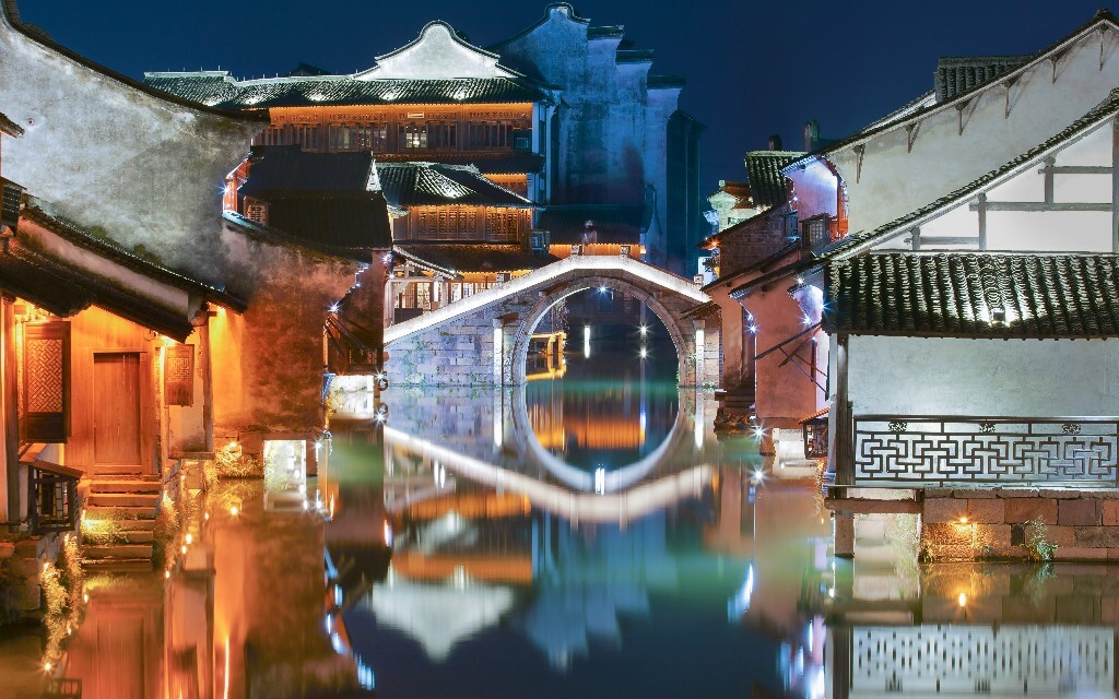 乌镇的夜色，含蓄优雅，温婉沉静。