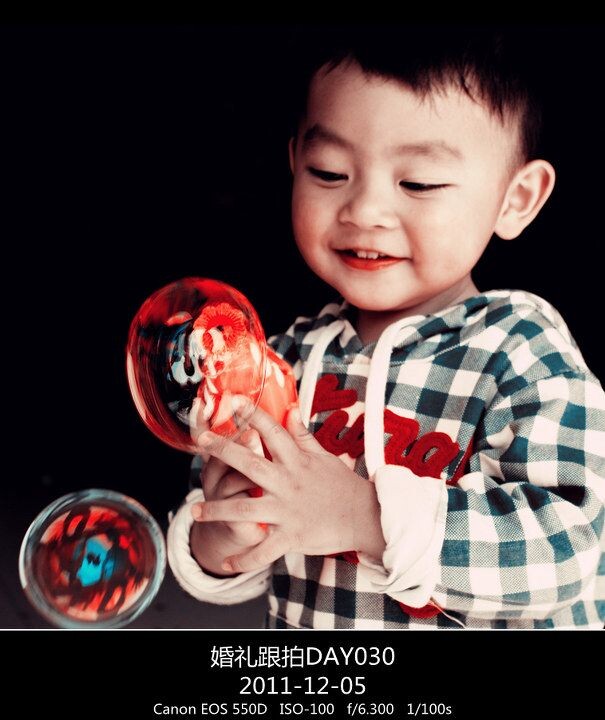 婚礼相册封底DAY030<br />
365天，用照片讲故事:030_婚礼跟拍——婚礼相册封底，在大人们都在忙前忙后的时候，只有天真的孩子，才那么无忧无虑的玩着吹泡泡，快乐的幸福着，以此作为相册书的封底，给新人婚礼的一种默默祝福。