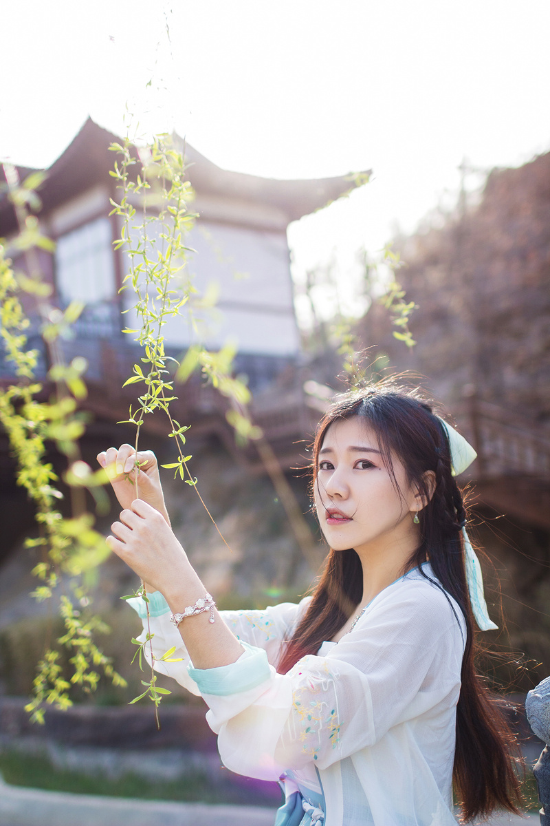 《春沐》 北方之滨有佳人, 轻衣明眸自娇柔; 绮阁飞花鱼悠然