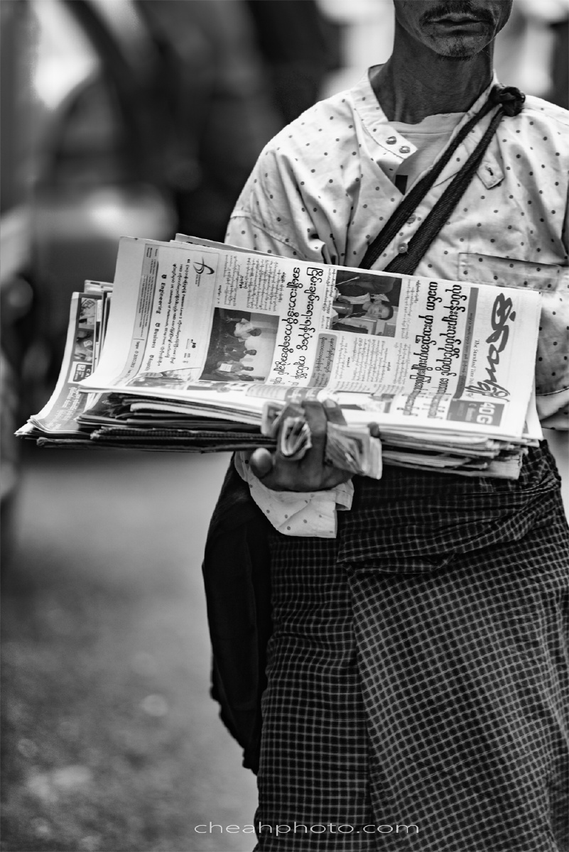 卖报纸的男人街头摄影