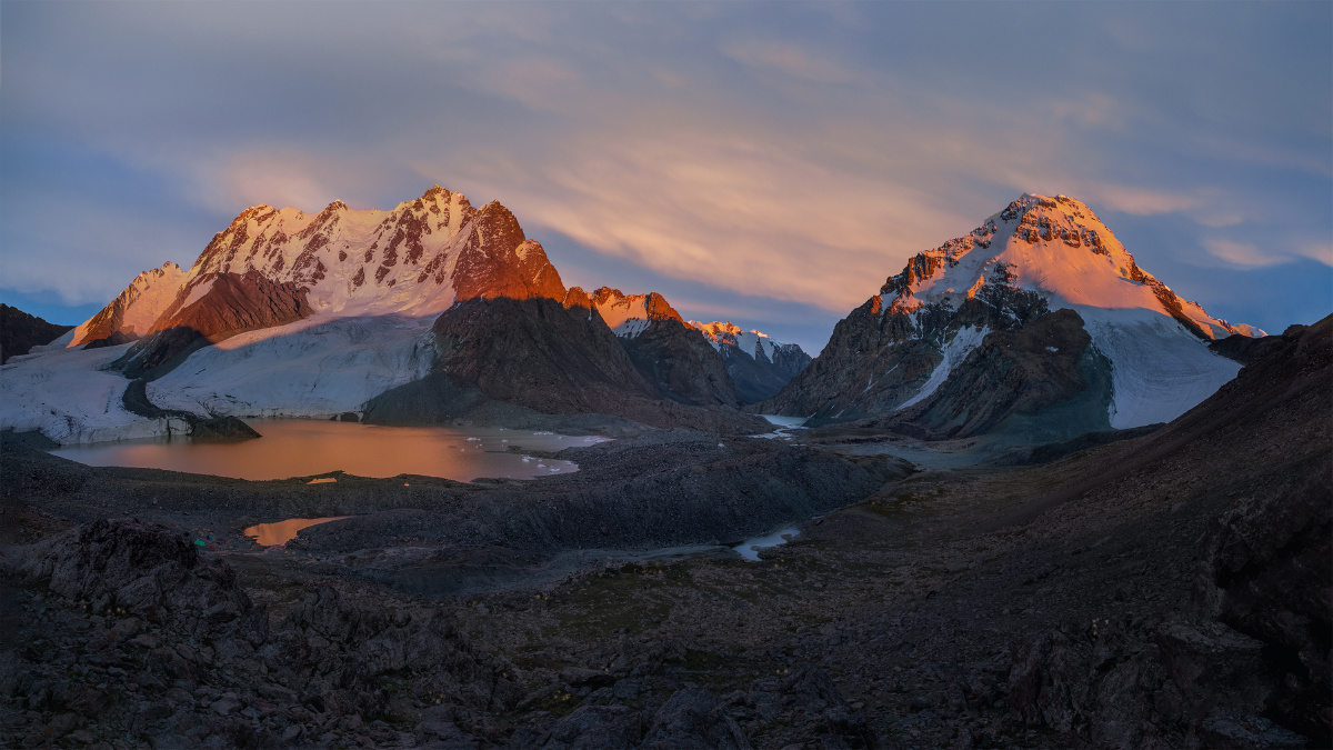 博格达峰前山全景图