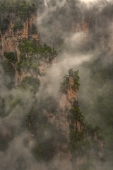 烟波浩瀚，云雾缭绕