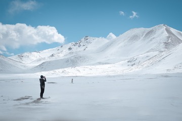 洁白的积雪，银光耀眼