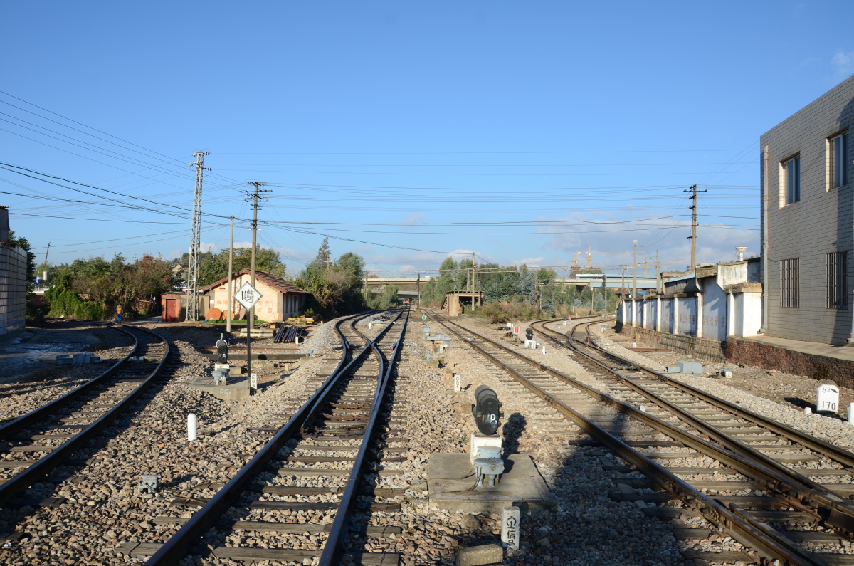王家营火车站站场外，小火车轨距1000mm