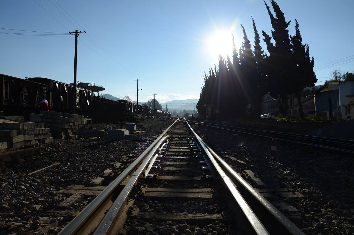 钢轨和阳光