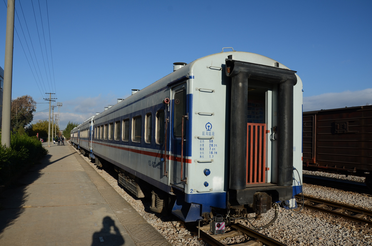 停在站台边的小火车，比正常火车小一点