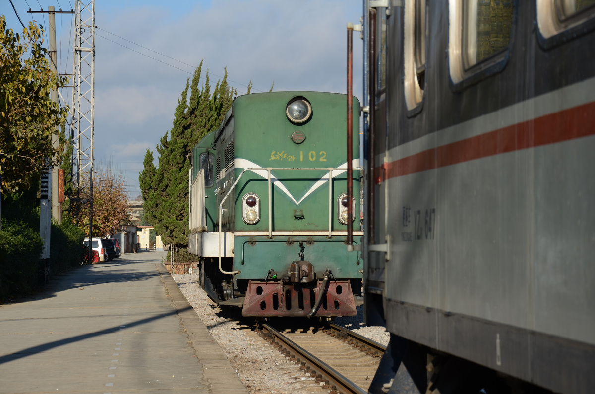 更换车头，车头貌似是东方红内燃机车头，老物件。