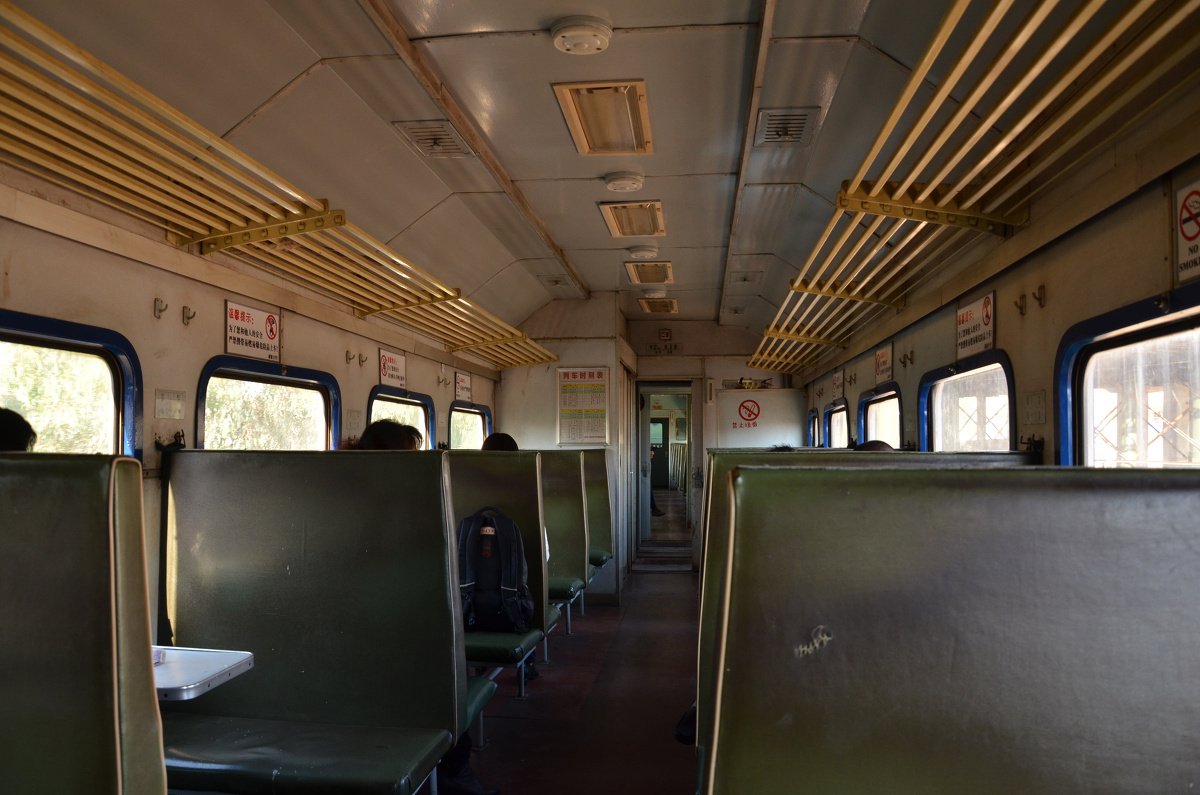 小火车的内部，连电扇都没有。其实昆明这里也不需要电扇。