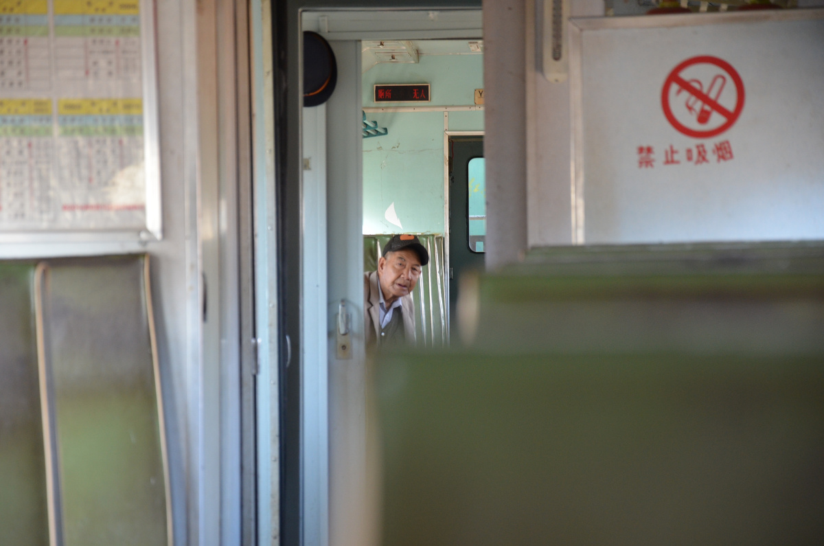 这位老年人一直看着我