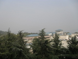 【湖北省武昌区武汉大学】2011-11-04 中午 天气预报15摄氏度 小雨微风 中午阴.JPG