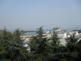 【湖北省武昌区武汉大学】2011-11-11 12：45  天气预报19摄氏度到8度 晴转多云 微风 .JPG