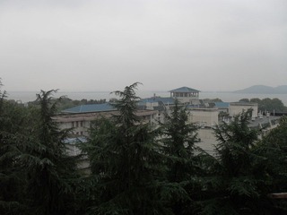 【湖北省武昌区武汉大学】2011-11-08 07：22  天气预报9摄氏度到14 小雨转阴微风 整日阴 风 晨雨 午时阴停 