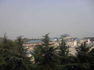 【湖北省武昌区武汉大学】2011-11-10 12：40  天气预报18摄氏度到7度 多云转阴微风 中午气温较低 阳光却出现了