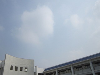 20111001很委屈，连云朵都团不起来~~~.JPG