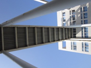 20111030天空湛蓝，铁桥横跨，辩论赛，嘿嘿！.JPG