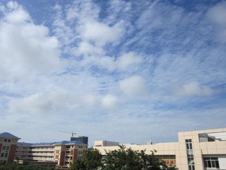 20111105哇哇哇，天空好漂亮，云朵好漂亮！这时候来上自习也别有一种意境啊！.JPG