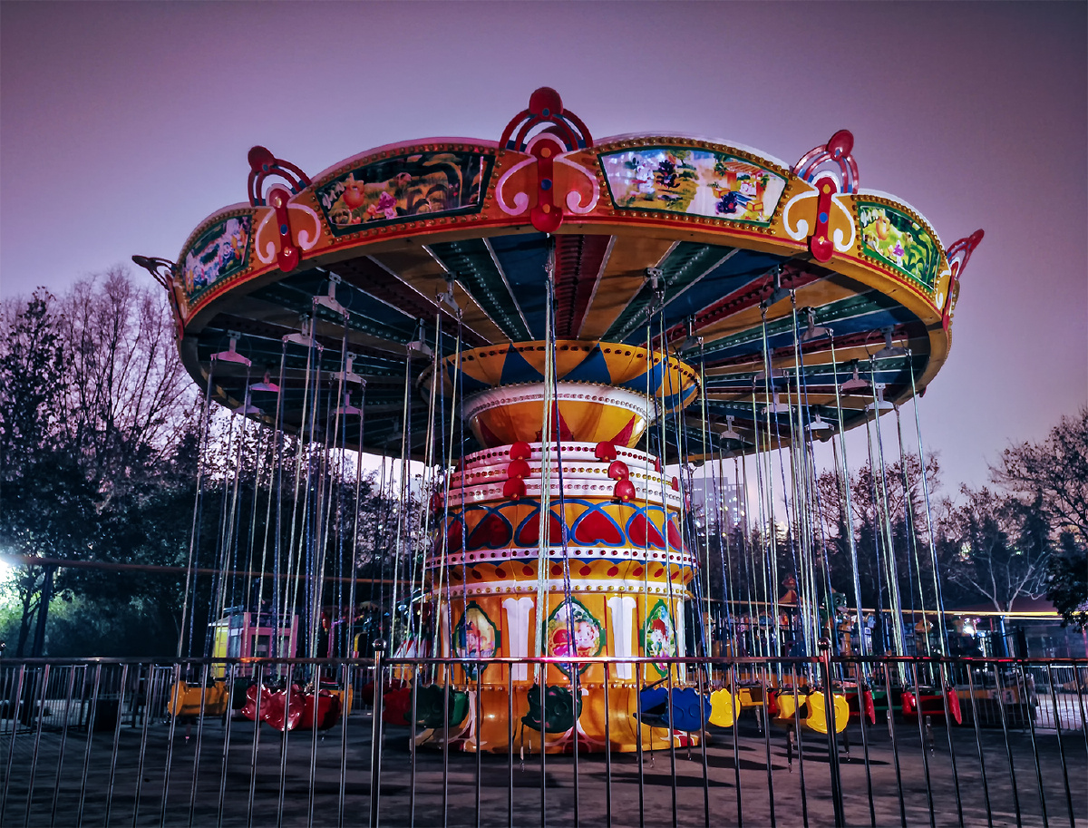 手机拍摄 晚上九点 每次看见游乐园想到的第一个场景就是恐怖片