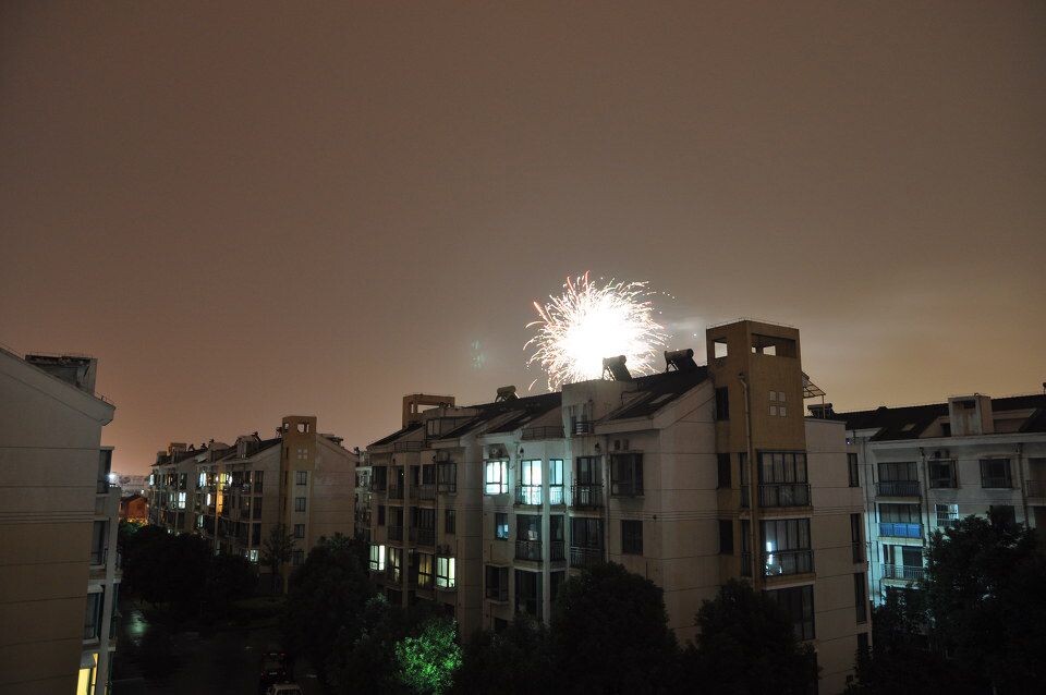 X比烟花更灿烂<br />
