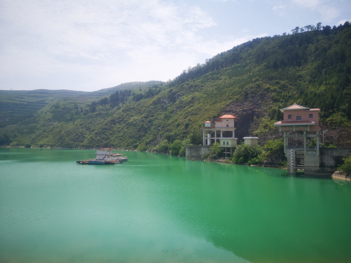 70年代宝鸡地区四县近十万老百姓辛勤劳动改造大地的成果冯家山水库