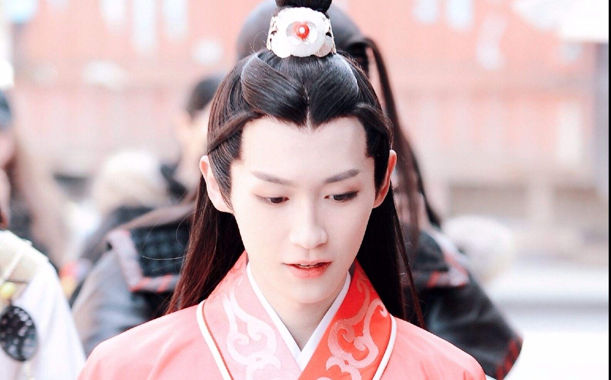 初见一袭红衣查杰