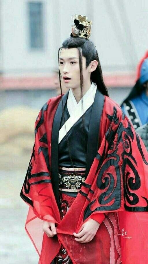 初见一袭红衣查杰