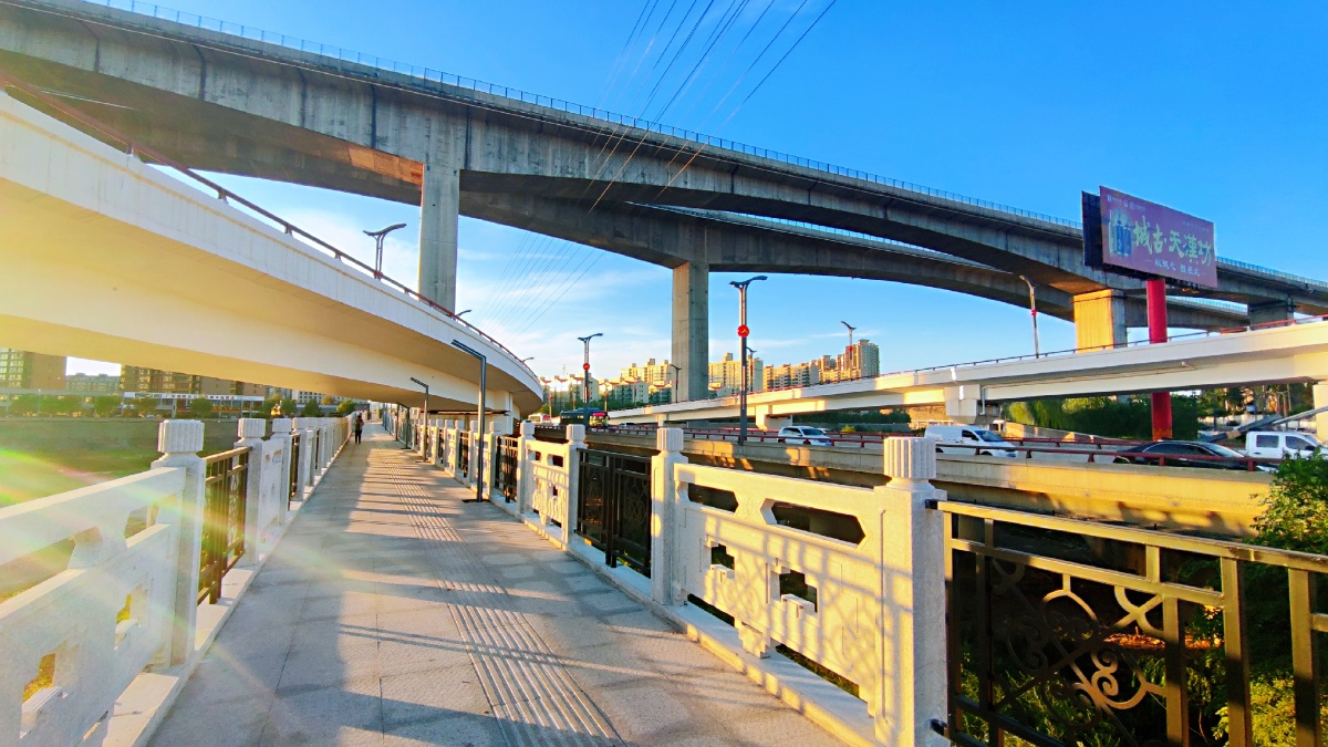 夕阳下的高架桥