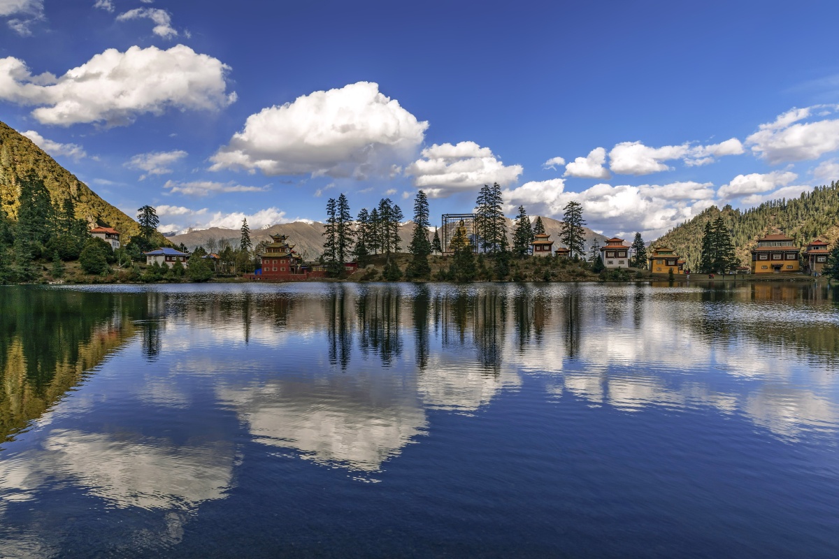 措卡湖位于四川省甘孜州新龙县麻日乡湖面面积约3平方公里她那碧玉般