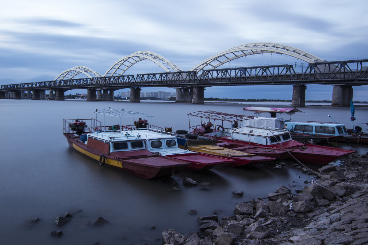 松花江上停靠的渔船