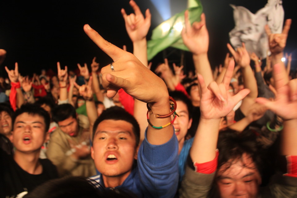 这个手势,大家都懂 br /> 一群躁动的人们,一群流氓,一群愤青