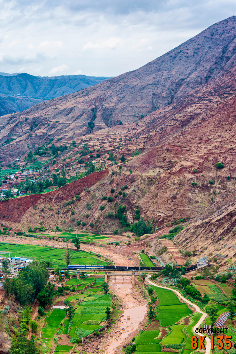 ss3b货列下行通过六渡河展线