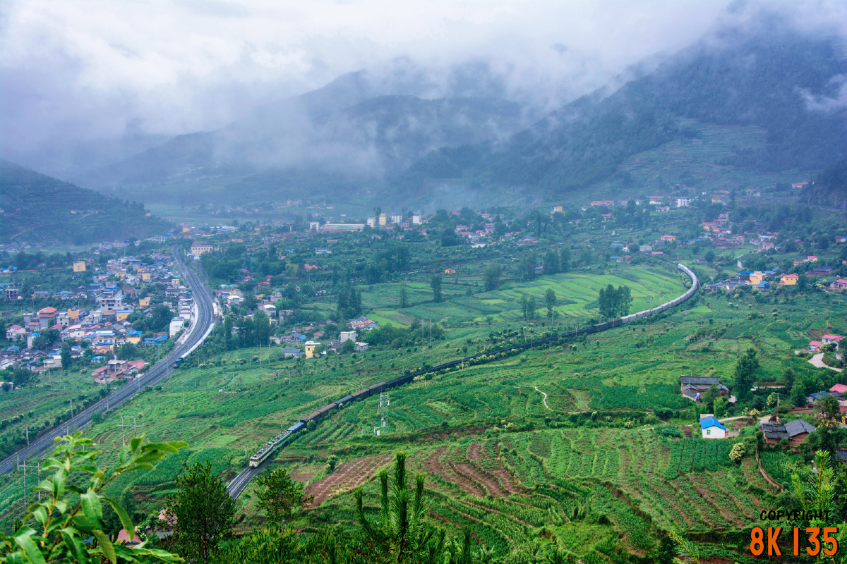 双机ss3货列下行通过两河口展线