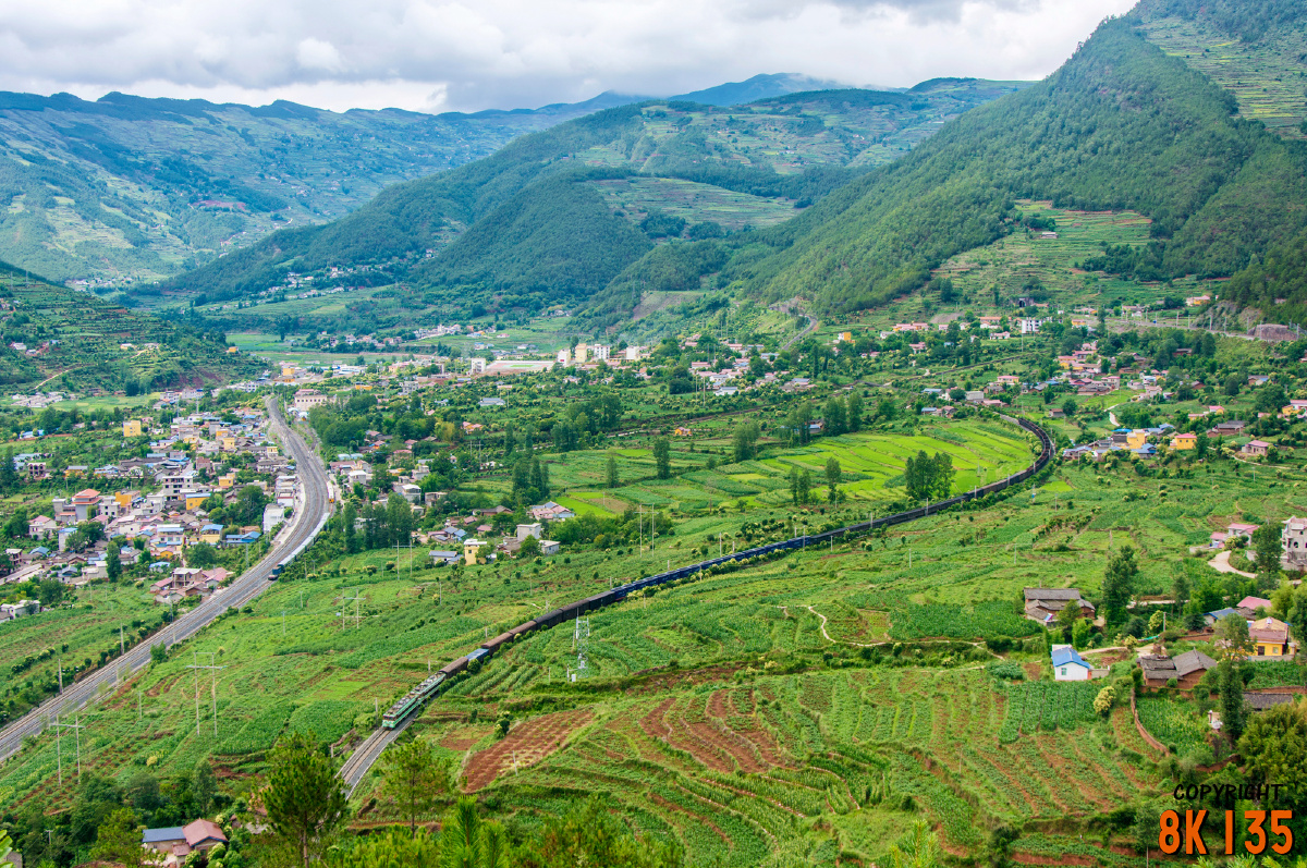 双机ss3货列下行通过两河口展线