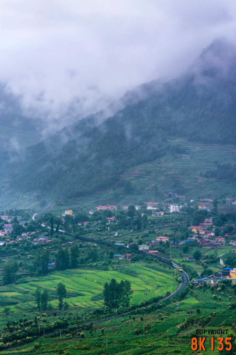 双机ss3货列下行通过两河口展线