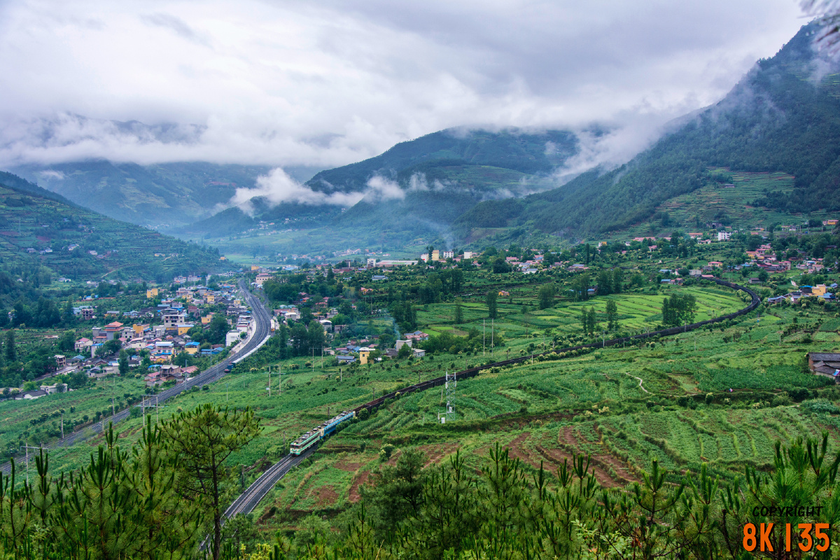 ss3与ss4g双机货列下行通过两河口展线