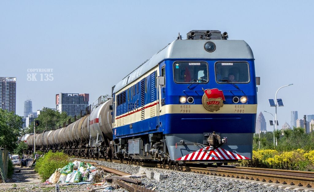 天津南环地铁青年文明号DF8B5223下行出李七庄站