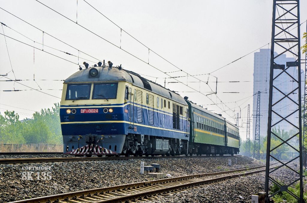 DF11牵引57032次通勤车(唐山-天津)