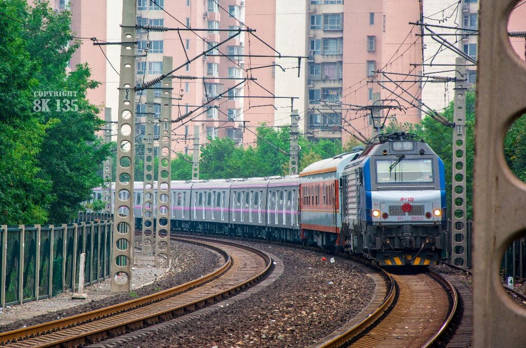 京沪线回送北京地铁昌平线车底的HXD2B