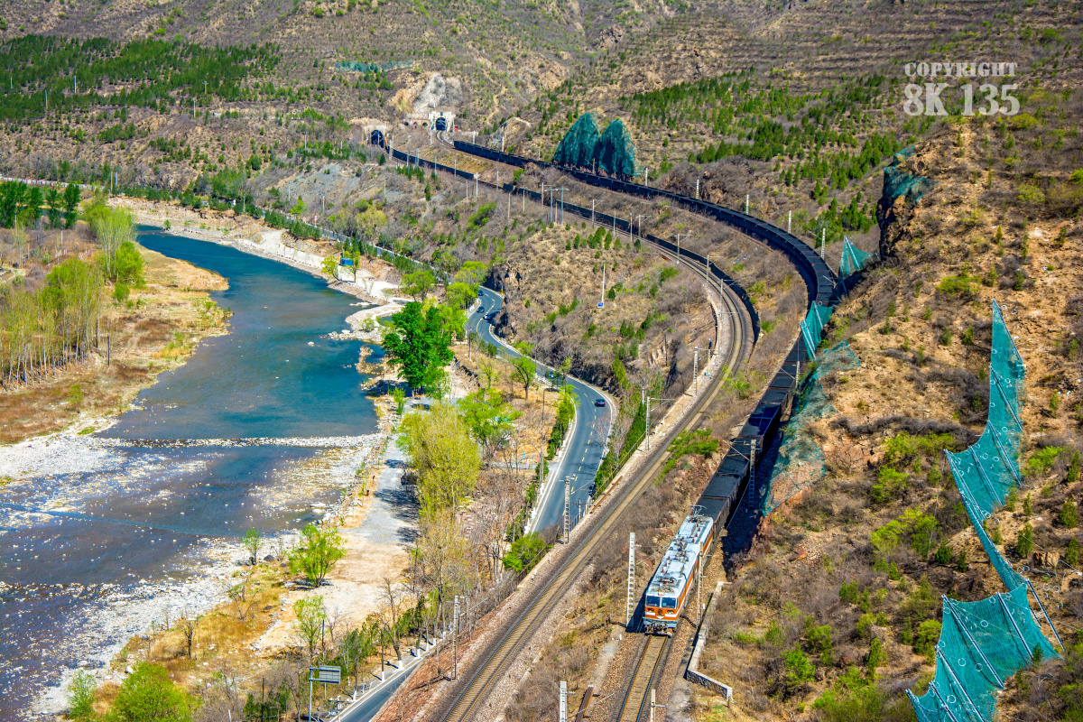 官厅西站8k069牵引货列上行通过官厅水库旁8k053牵引货列上行进丰西