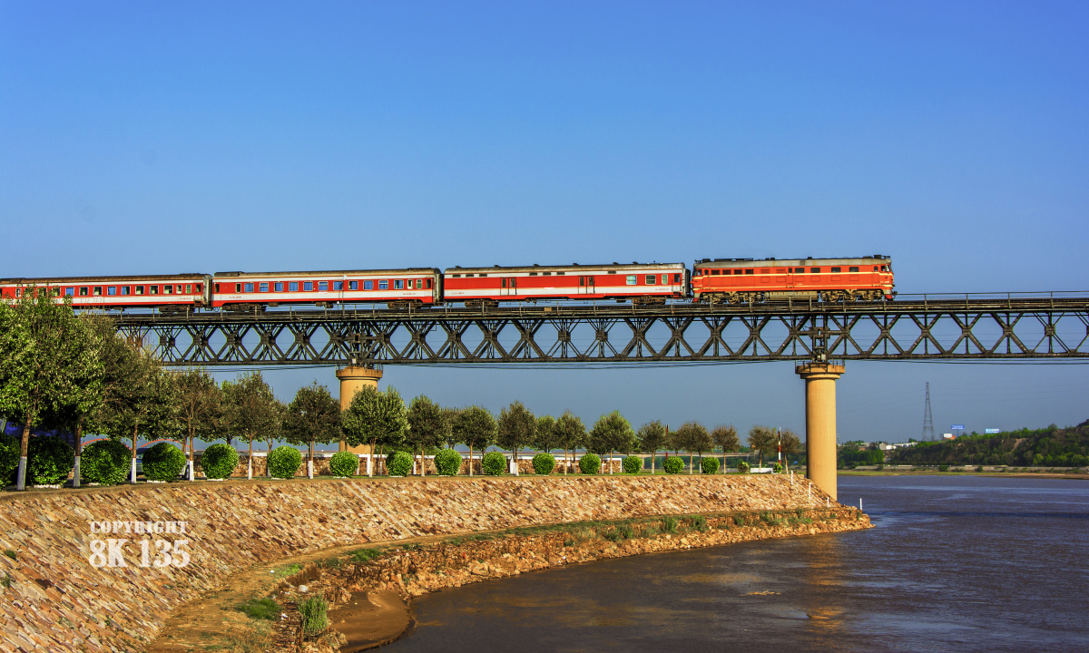 df4b2505牵引k689次下行通过风陵渡黄河大桥