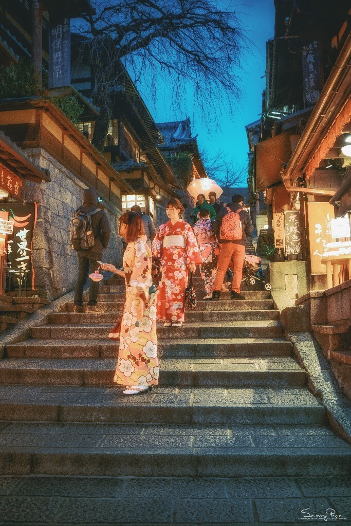 从清水寺下来天色已经暗淡了,身着漂亮和服的女孩子踩着木屐,三两成群,轻声细语,走在亮着灯笼的石板小街,浓厚的历史感,恍如隔世。<br />
摄于京都二年坂。<br />
LOFTER:<a href="http://snowyrin.lofter.com/" target="_blank" rel="nofollow">http://snowyrin.lofter.com/</a><br />
weibo:白纯凛Rin