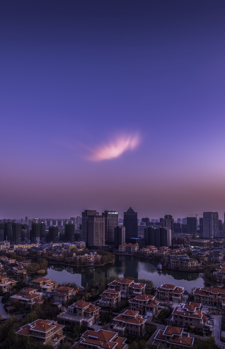 《天空有朵漂亮的云》拍摄于2019年11月27日17:43,当天日落时间17:36,也就是在日落后的7分钟拍摄的。<br />
当时随着太阳的西沉,在东边的天空出现了维纳斯光带,它是一种粉紫色的色调,这种色调常出现在晴朗无云的日出之前或日落之后,西边或东边低空中就会出现,悬挂于蓝色天空的背景上。<br />
这幅图并不是迷人的维纳斯光带吸引了我,而是出现在维纳斯光带上方的一小朵云彩,在太阳余晖的照耀下,显得格外漂亮。加之天空其它区域没有多余的云彩,这使本来就很吸引人的这朵云彩更加突出。<br />
当我发现这个现象后,在这朵云彩还没有变红的时候,我就赶紧拿出三脚架和相机,我预测到随着太阳不断的降低,这朵云肯定会变红。<br />
我拍摄了10 张后期堆栈平均值降噪,云彩做了径向模糊处理。