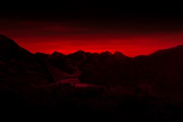《峰峦如聚赤色随》