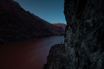 《斜阳映照黑山峡》