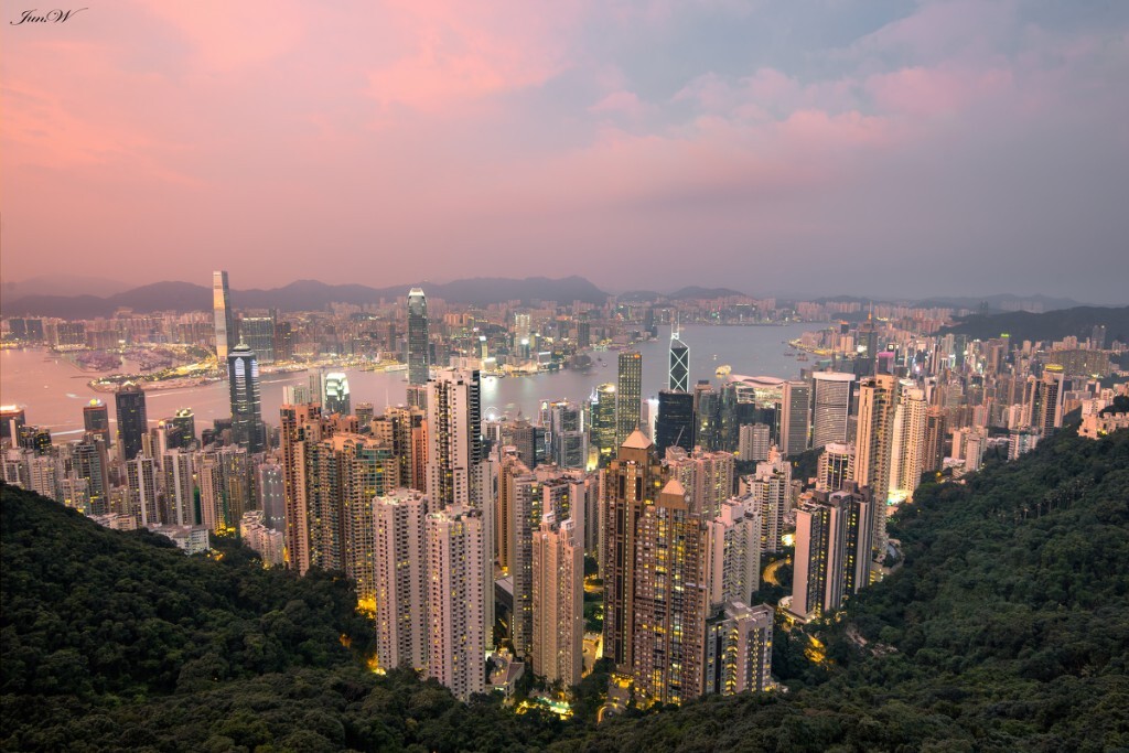 去香港第一天，赶上了晚霞。天空一片通红，此行不亏了